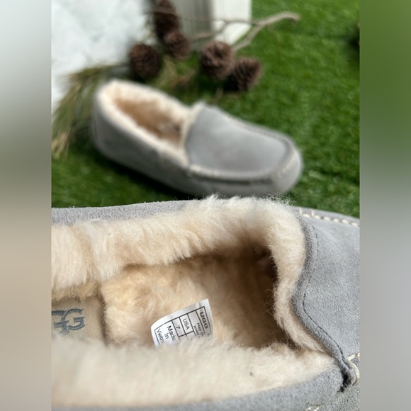 UGG🍁🍂 Ansley Water Resistant Slipper Light Grey Suede
Women size 7 gently used - Picture 15 of 16